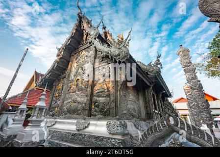 Uno dei templi più belli di Chiang mai. Tempio unico rivestito in argento, all'interno e all'esterno, intricatamente, tradizionalmente fatto a mano e modellato con abilità Foto Stock