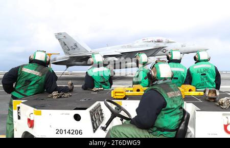 L'USS Gerald R. Ford's (CVN 78) conduce operazioni di volo. (38827258055) Foto Stock