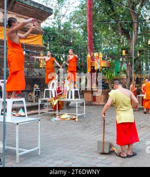 Chiang mai, Thailandia - 17 marzo 2023: Dietro il Wat Lok moli, tempio buddista scolpito nel legno di Lanna, all'avvicinarsi del tramonto, i monaci principianti preparano i preparativi, per il Foto Stock