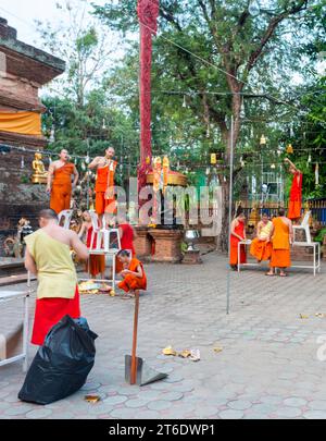 Chiang mai, Thailandia - 17 marzo 2023: Dietro il Wat Lok moli, tempio buddista scolpito nel legno di Lanna, all'avvicinarsi del tramonto, i monaci principianti preparano i preparativi, per il Foto Stock