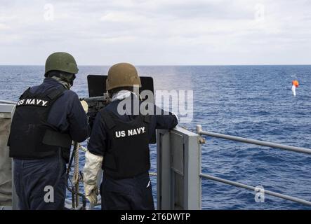 USS Germantown sparare per la qualificazione alle armi servite dall'equipaggio 141024 Foto Stock