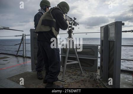 USS Germantown sparare per la qualificazione alle armi servite dall'equipaggio 141024 Foto Stock