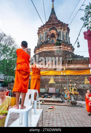 Chiang mai, Thailandia - 17 marzo 2023: Dietro il Wat Lok moli, tempio buddista scolpito nel legno di Lanna, all'avvicinarsi del tramonto, i monaci principianti preparano i preparativi, per il Foto Stock