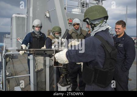 USS Germantown sparare per la qualificazione alle armi servite dall'equipaggio 141024 Foto Stock