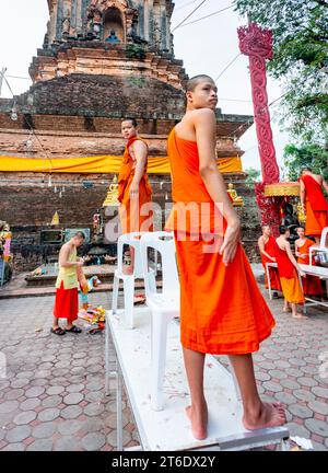 Chiang mai, Thailandia - 17 marzo 2023: Dietro il Wat Lok moli, tempio buddista scolpito nel legno di Lanna, all'avvicinarsi del tramonto, i monaci principianti preparano i preparativi, per il Foto Stock