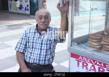 Un uomo che vende pane da un carro per strada a Trabzon, Turkiye Foto Stock