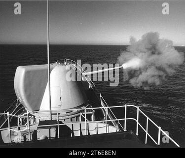 USS Hull (DD-945) test Mk71 di 8 pollici di gun Foto Stock