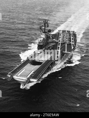 USS Intrepid (CVS-11) in corso nel Mar Cinese meridionale il 15 novembre 1968 (USN 1136993) Foto Stock