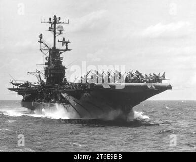 USS Intrepid (CVS-11) in corso nel Mar Cinese meridionale il 13 settembre 1966 (K-33170) Foto Stock