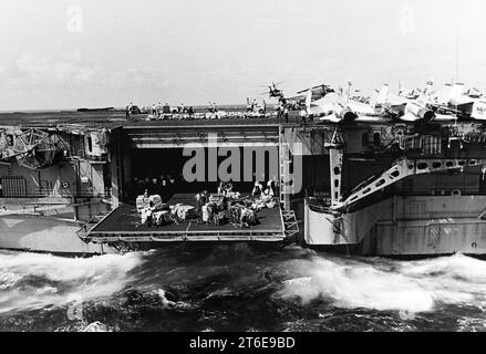 USS Intrepid (CVS-11) durante un rifornimento in corso nel Mar Cinese meridionale, dicembre 1968 (USN 1137094) Foto Stock