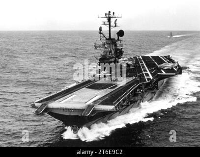 USS Intrepid (CVS-11) in corso nel Mar Cinese meridionale il 17 ottobre 1968 Foto Stock