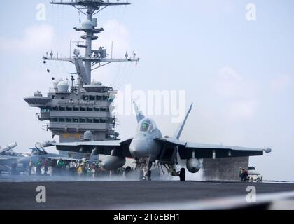 La USS John C. Stennis conduce operazioni di volo. (27693713012) Foto Stock