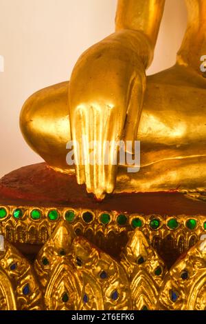 Una vista ravvicinata e dettagliata di una mano dorata della statua di Buddha con lunghe dita zoppicanti. A Wat Saket, il Monte d'Oro. A Bangkok, Thailandia. Foto Stock