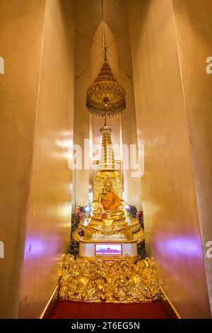 All'interno, sotto la cupola, un ricco, elegante altare d'oro di un Buddha seduto. A Wat Saket, il Monte d'Oro. A Bangkok, Thailandia. Foto Stock