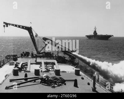 USS Los Angeles (CA-135) che sparò un missile Regulus i il 7 agosto 1957 Foto Stock