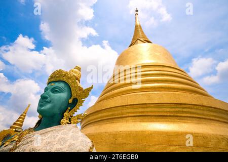 In cima, sul ponte esterno, un grande stupa dorato con figura color giada. A Wat Saket, il Monte d'Oro. A Bangkok, Thailandia. Foto Stock