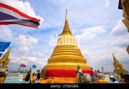 In cima, sul ponte esterno, un grande stupa dorato con figura color giada. A Wat Saket, il Monte d'Oro. A Bangkok, Thailandia. Foto Stock