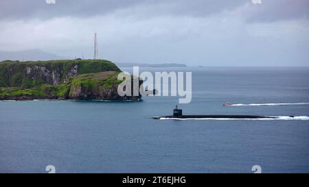 USS Maine (SSBN-741) arriva alla base navale di Guam (USA), 18 aprile 2023 (230418 Foto Stock