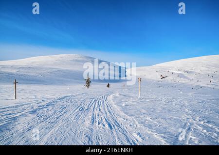 Vicino a Pallastunturi cadde, Montellin maja aperta rifugio deserto sullo sfondo, Muonio, Lapponia, Finlandia Foto Stock