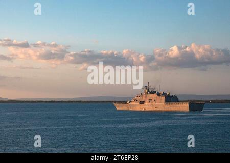 La USS Milwaukee (LCS 5) parte dalla stazione navale di Guantanamo Bay, Cuba. (51799728839) Foto Stock