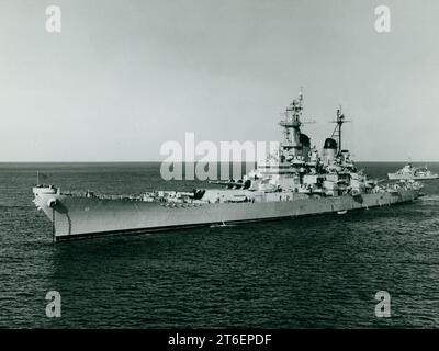 La USS Missouri (BB-63) che sono ancorate al largo di Wonsan (Corea) il 25 ottobre 1950 Foto Stock