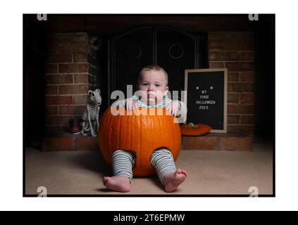 30102023 - Alwyn Mills viene aggredito in una zucca per celebrare il suo primo Halloween. Foto di Andrew Parsons / Parsons Media Foto Stock