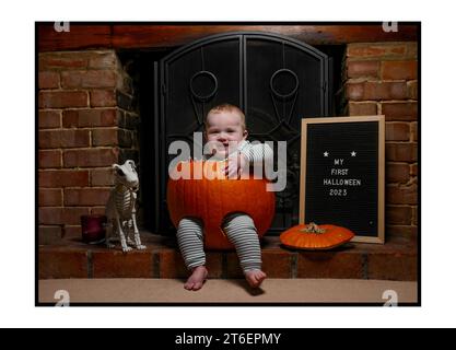 30102023 - Alwyn Mills viene aggredito in una zucca per celebrare il suo primo Halloween. Foto di Andrew Parsons / Parsons Media Foto Stock