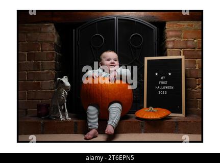 30102023 - Alwyn Mills viene aggredito in una zucca per celebrare il suo primo Halloween. Foto di Andrew Parsons / Parsons Media Foto Stock