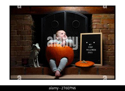 30102023 - Alwyn Mills viene aggredito in una zucca per celebrare il suo primo Halloween. Foto di Andrew Parsons / Parsons Media Foto Stock