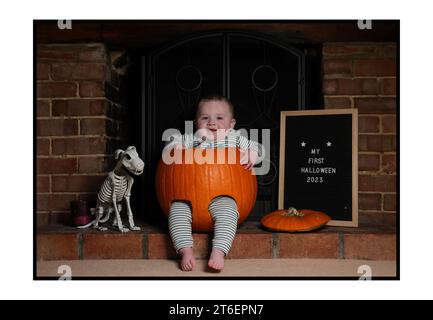 30102023 - Alwyn Mills viene aggredito in una zucca per celebrare il suo primo Halloween. Foto di Andrew Parsons / Parsons Media Foto Stock