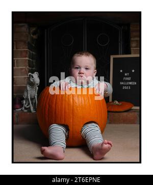 30102023 - Alwyn Mills viene aggredito in una zucca per celebrare il suo primo Halloween. Foto di Andrew Parsons / Parsons Media Foto Stock