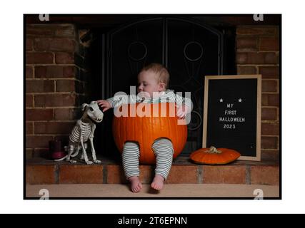 30102023 - Alwyn Mills viene aggredito in una zucca per celebrare il suo primo Halloween. Foto di Andrew Parsons / Parsons Media Foto Stock