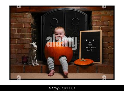 30102023 - Alwyn Mills viene aggredito in una zucca per celebrare il suo primo Halloween. Foto di Andrew Parsons / Parsons Media Foto Stock