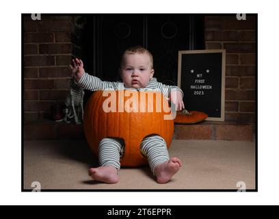 30102023 - Alwyn Mills viene aggredito in una zucca per celebrare il suo primo Halloween. Foto di Andrew Parsons / Parsons Media Foto Stock