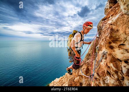 Arrampicata su Trad Rock nel Parco Nazionale Penyal d'IFAC vicino a Calp, Spagna Foto Stock