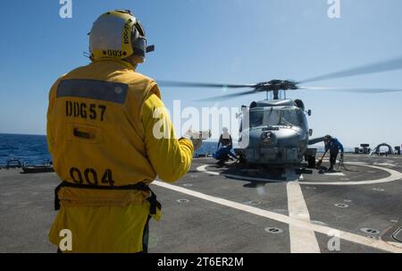 USS Mitscher operazioni 141019 Foto Stock