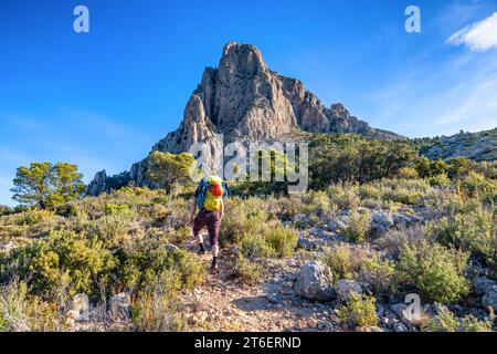 Trekking verso il monte Puig Campana per l'arrampicata su roccia, vicino a Finestrat, Spagna Foto Stock
