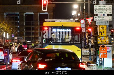 Berlino, Germania. 9 novembre 2023. Numerose auto, ciclisti e autobus sono sulla strada di Unter den Linden. Crediti: Jens Kalaene/dpa/Alamy Live News Foto Stock