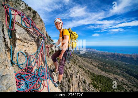 Arrampicata sul monte Puig Campana vicino a Finestrat, Spagna Foto Stock