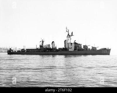 USS o'Brien (DD-725) al largo di Mare Island nel 1961 Foto Stock