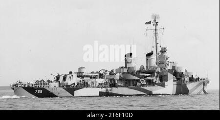 USS o'Brien (DD-725) al largo di Boston, Massachusetts (USA), il 3 maggio 1944 Foto Stock