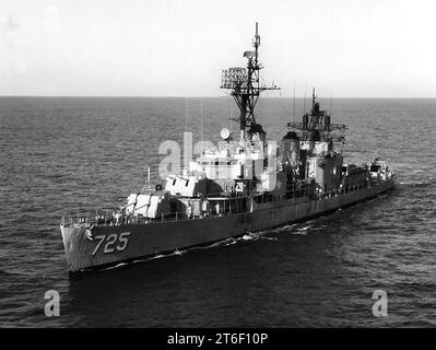 USS o'Brien (DD-725) in corso al largo di Oahu, Hawaii (USA), il 15 maggio 1968 Foto Stock