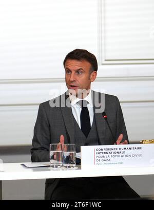 Parigi, Francia. 9 novembre 2023. Il presidente francese Emmanuel Macron interviene a una conferenza umanitaria internazionale sugli aiuti ai civili a Gaza, a Parigi, in Francia, 9 novembre 2023. La conferenza ha riunito capi di Stato e di governo, nonché funzionari di organizzazioni internazionali e regionali. Crediti: Tang Ji/Xinhua/Alamy Live News Foto Stock