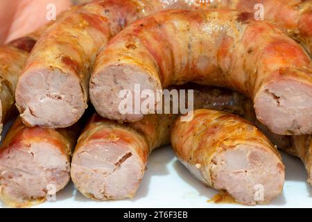 salsiccia, ripieno di salsicce cotte. Salsiccia di maiale fatta in casa sul piatto. primo piano Foto Stock