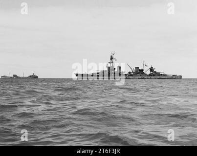 USS Pensacola (CA-24) all'ancora nel settembre 1942 Foto Stock