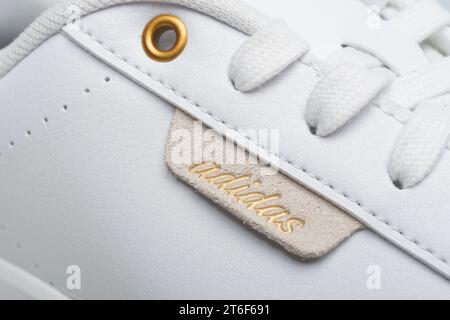 Carrara, Italia - 10 novembre 2023 - etichetta decorativa con il marchio Adidas su una scarpa da ginnastica Foto Stock