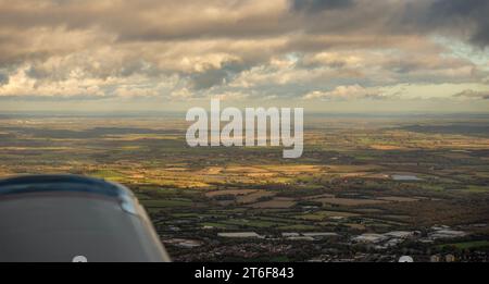Vista da un aereo leggero che vola vicino a Swindon in una giornata nuvolosa Foto Stock