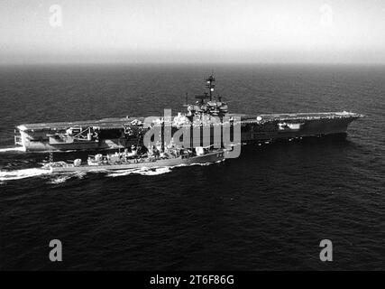 USS Ranger (CVA-61) e USS Hull (DD-945) in corso nel 1975 Foto Stock