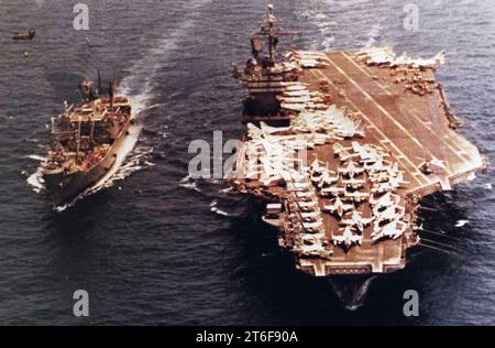 La USS Rigel (AF-58) rifornisce la USS John F. Kennedy (CVA-67), nei primi anni 1970 Foto Stock