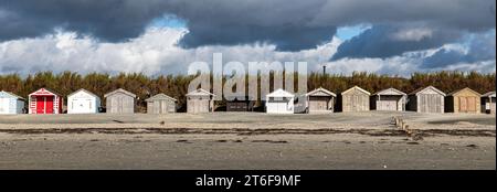 Rifugi tradizionali sulla spiaggia di West Wittering Foto Stock